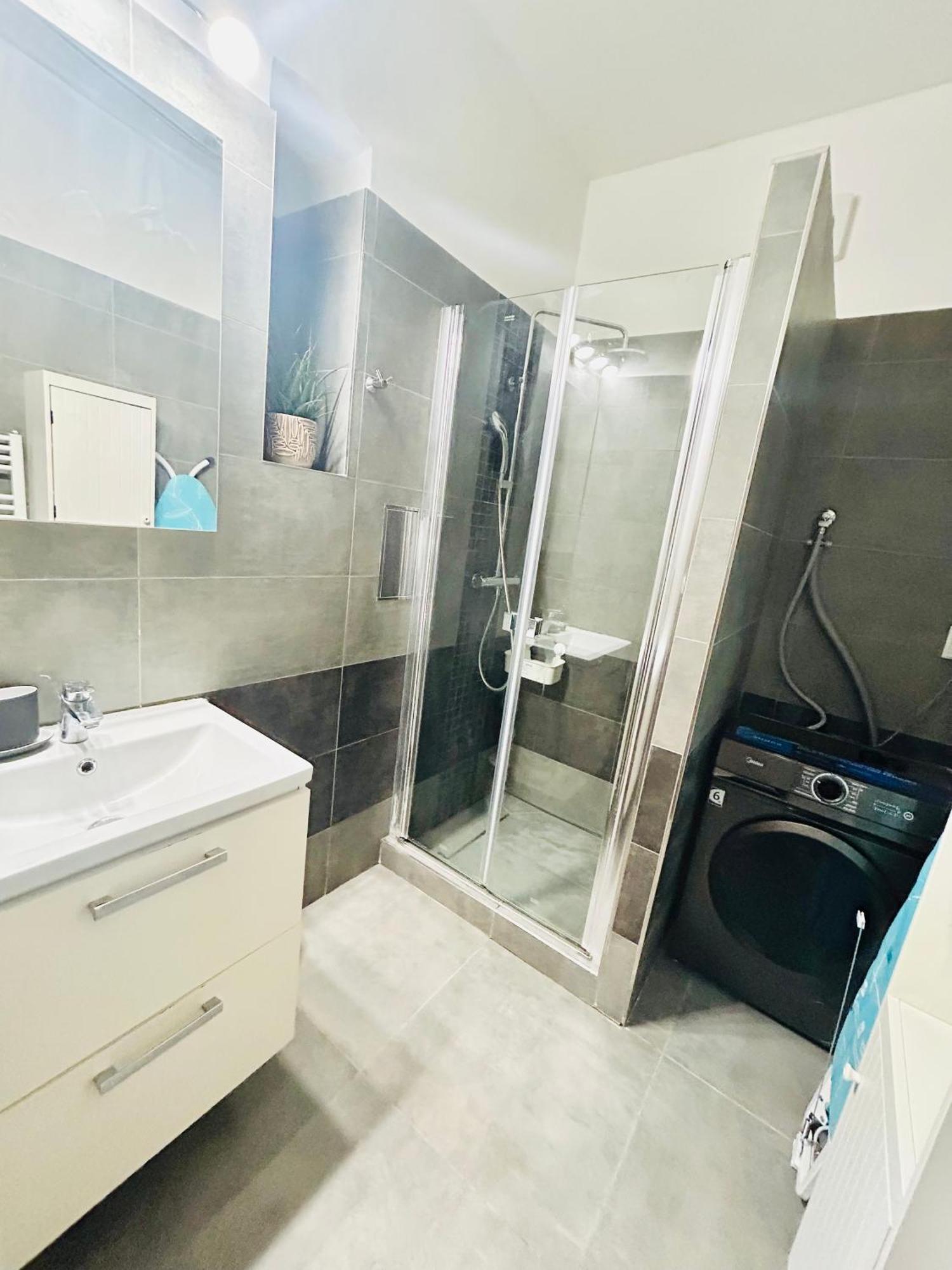 Modern Spacious In Center Apartament *