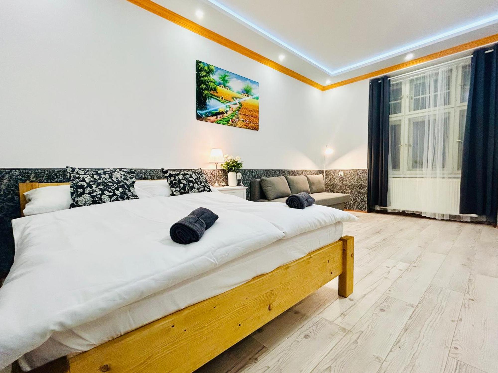 Modern Spacious In Center Praga